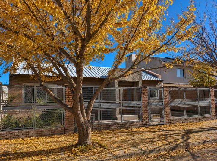 Casa · 240m² · 6 Ambientes · 2 Cocheras