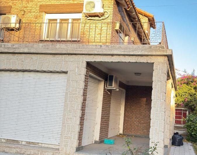 Casa · 256m² · 6 Dormitorios · 1 Cochera
