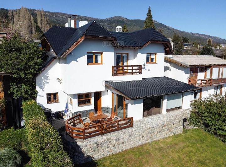 Casa · 250m² · 5 Ambientes · 1 Cochera