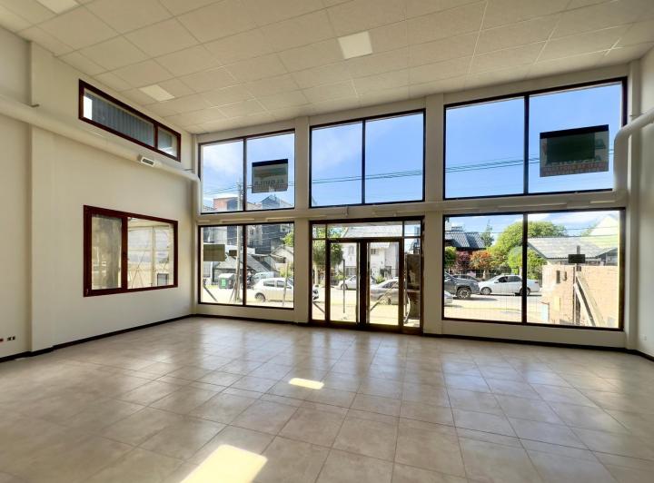 Local comercial · 570m² · 2 Ambientes · 12 Cocheras
