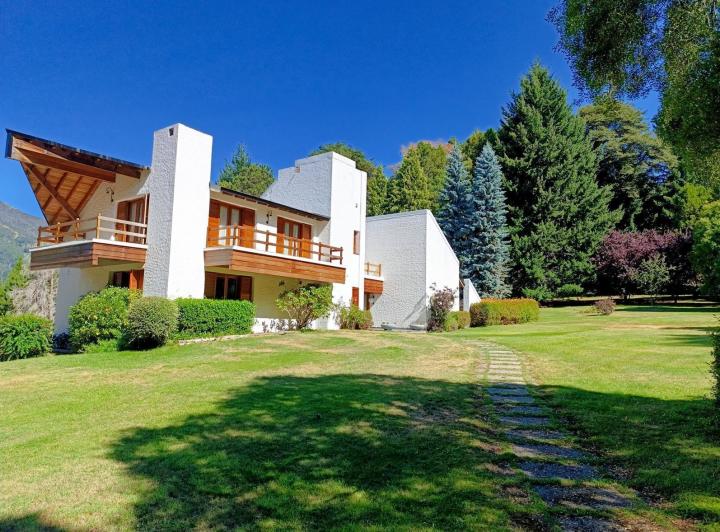Casa · 1000m² · 15 Ambientes · 5 Cocheras