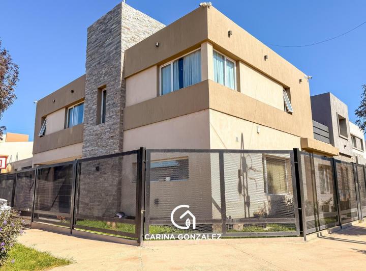 Casa · 375m² · 5 Ambientes · 2 Cocheras
