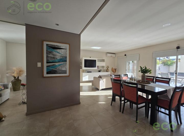 Casa · 220m² · 5 Ambientes · 2 Cocheras