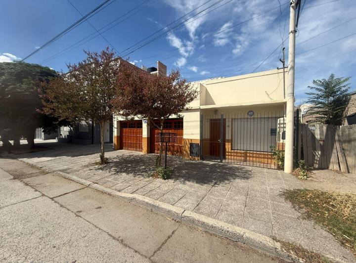 Casa · 300m² · 6 Ambientes · 2 Cocheras