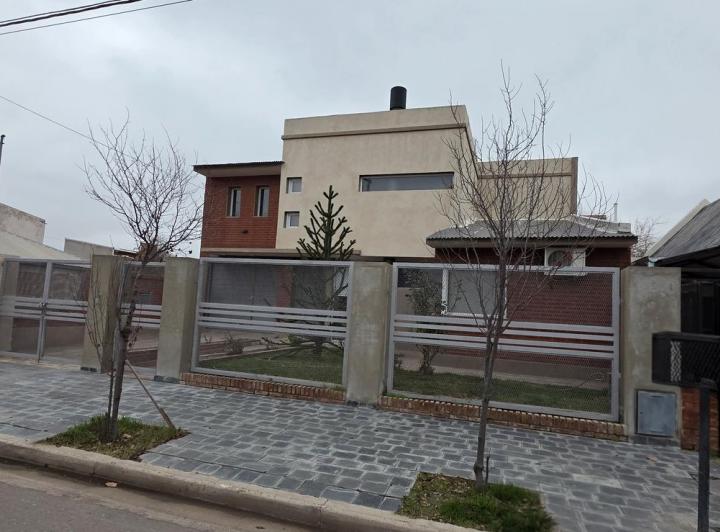 Casa · 320m² · 7 Ambientes · 1 Cochera