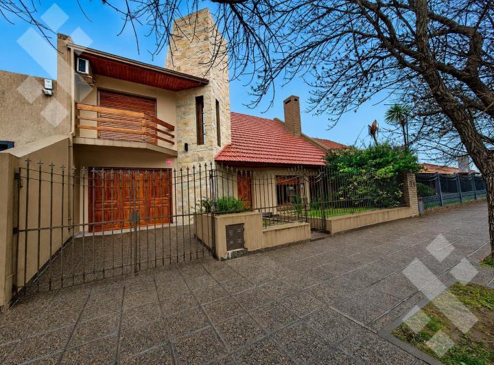 Casa · 208m² · 8 Ambientes · 1 Cochera
