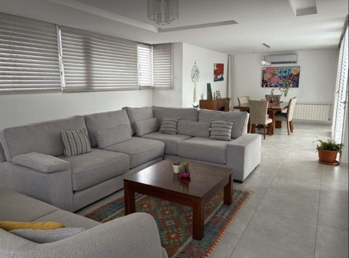 Casa · 341m² · 6 Ambientes · 2 Cocheras