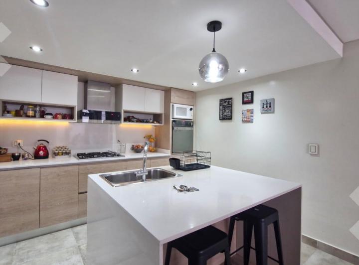 Casa · 214m² · 8 Ambientes · 1 Cochera