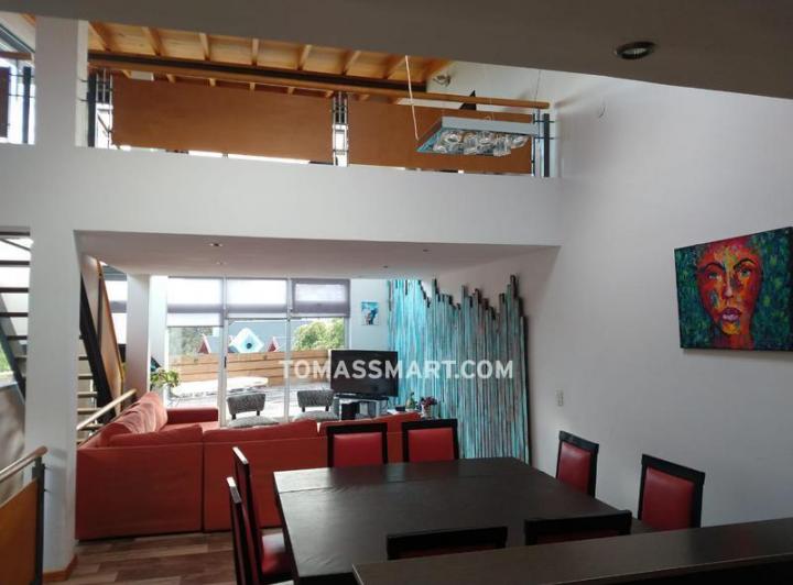 Casa · 300m² · 5 Ambientes · 1 Cochera