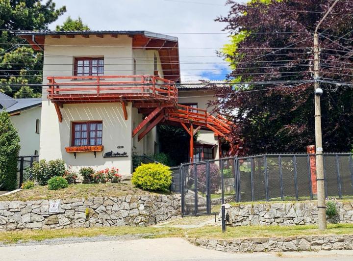 Casa · 180m² · 6 Ambientes · 3 Cocheras