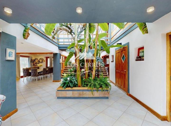 Casa · 308m² · 6 Ambientes · 2 Cocheras