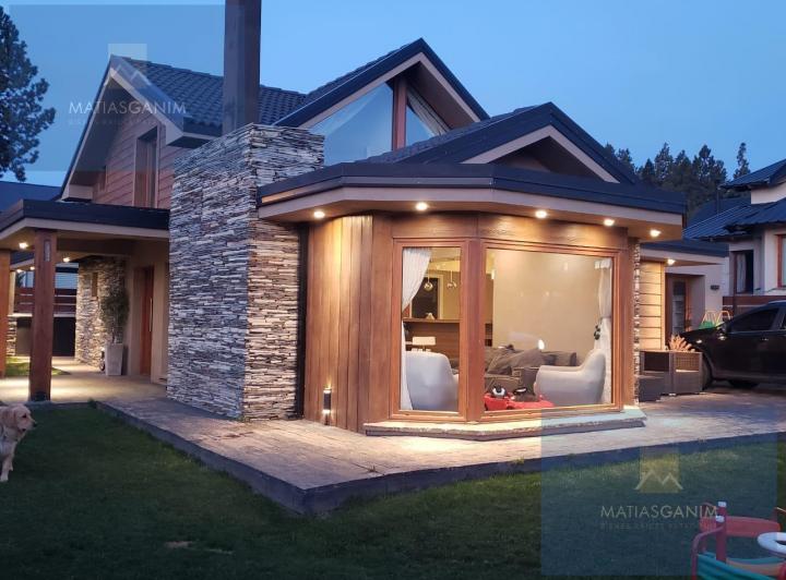 Casa · 461m² · 4 Ambientes · 2 Cocheras