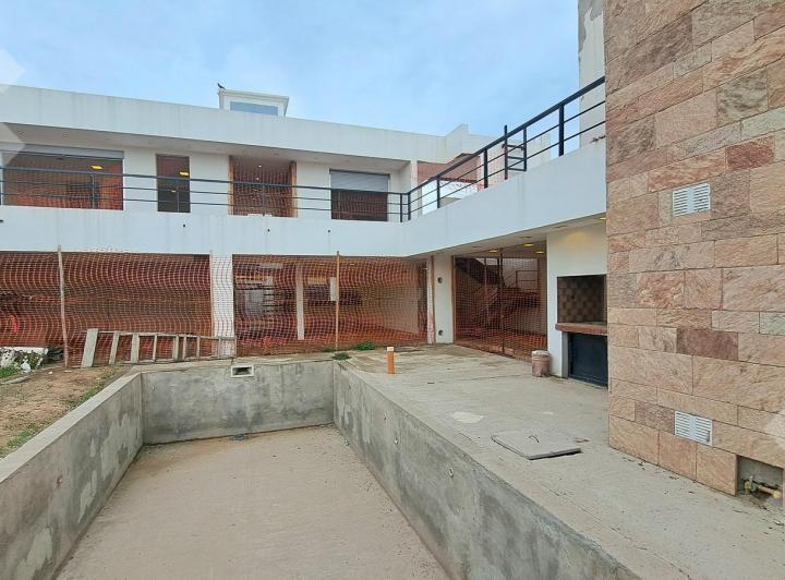 Casa · 400m² · 6 Ambientes · 2 Cocheras