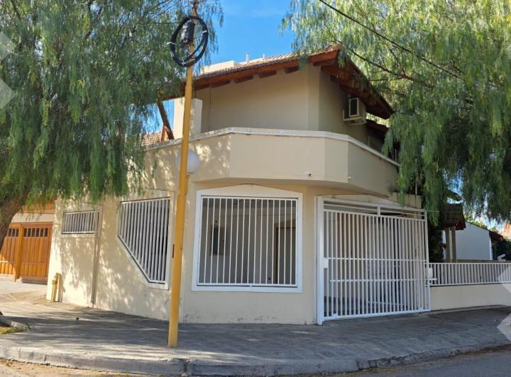 Casa · 311m² · 4 Dormitorios · 2 Cocheras