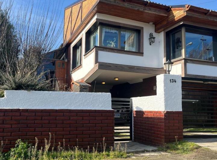 Casa · 200m² · 5 Ambientes · 2 Cocheras