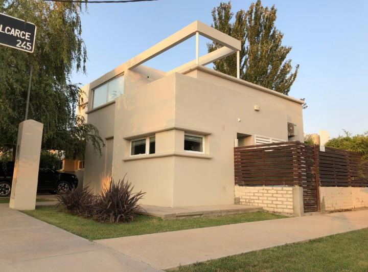 Casa · 140m² · 4 Ambientes · 1 Cochera