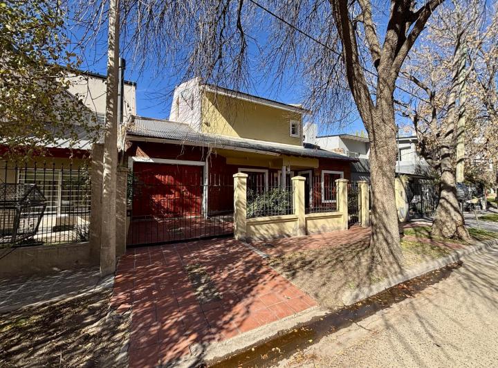 Casa · 324m² · 5 Ambientes · 2 Cocheras