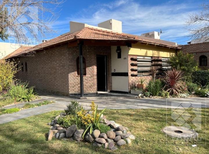 Casa · 193m² · 7 Ambientes · 2 Cocheras