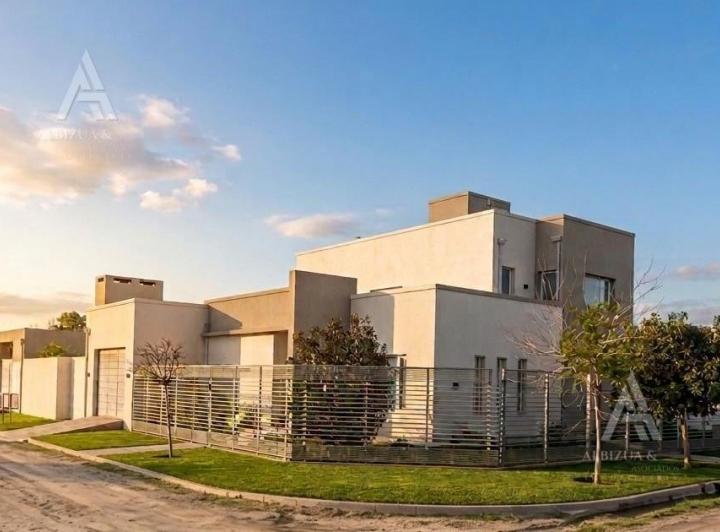 Casa · 240m² · 7 Ambientes · 5 Cocheras