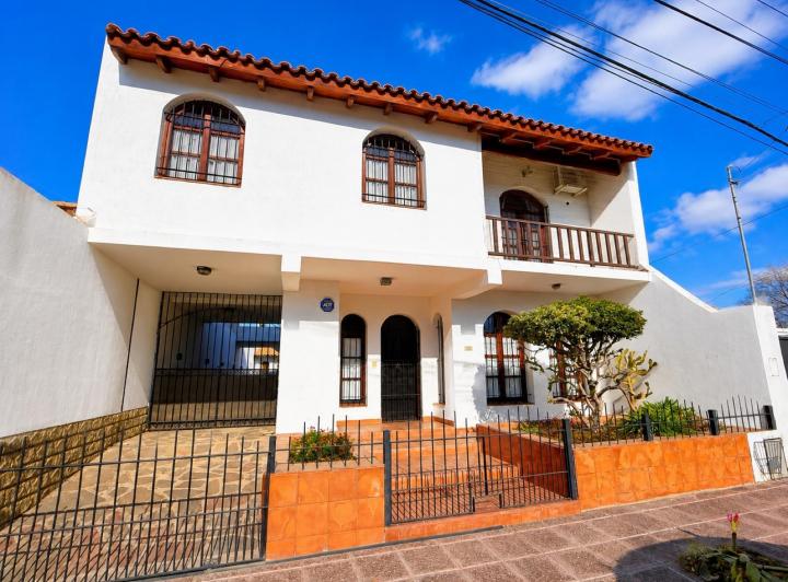 Casa · 300m² · 5 Ambientes · 3 Cocheras