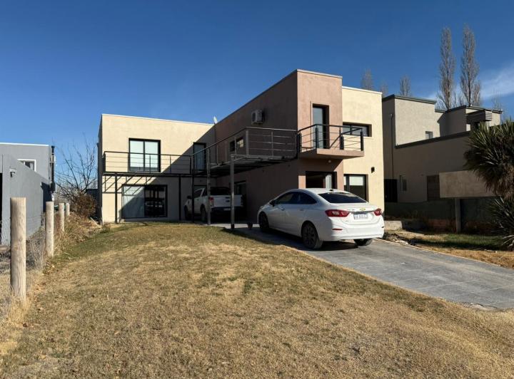 Casa · 600m² · 8 Ambientes · 1 Cochera