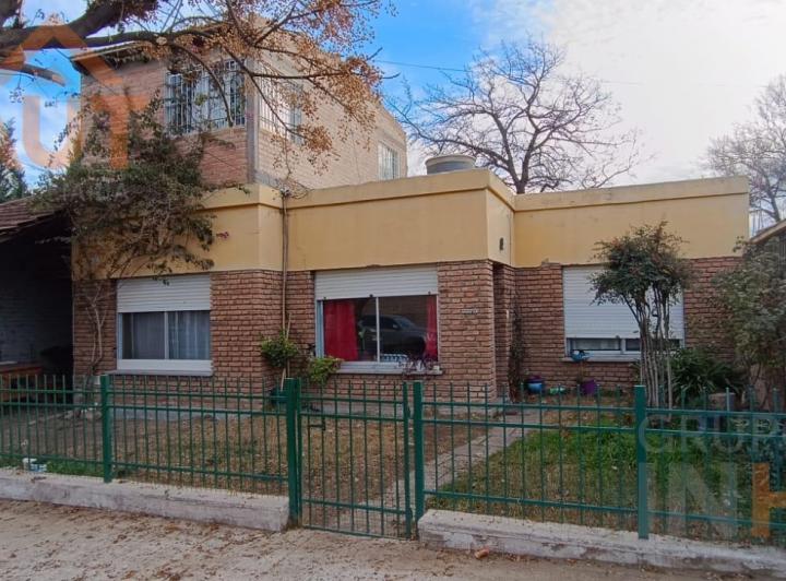 Casa · 140m² · 6 Ambientes · 2 Cocheras