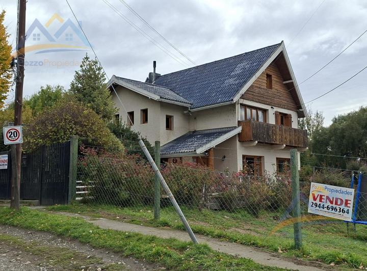 Casa · 338m² · 5 Dormitorios · 1 Cochera