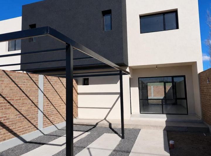 Casa · 114m² · 4 Ambientes · 2 Cocheras