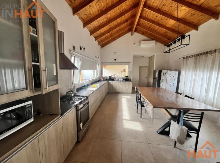 Casa · 400m² · 5 Ambientes · 2 Cocheras