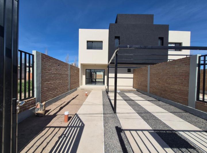Casa · 95m² · 5 Ambientes · 1 Cochera