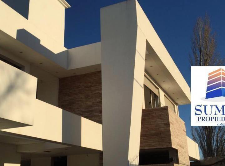 Casa · 400m² · 8 Ambientes · 1 Cochera
