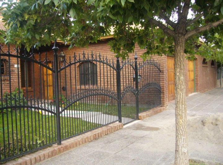 Casa · 300m² · 10 Ambientes · 2 Cocheras