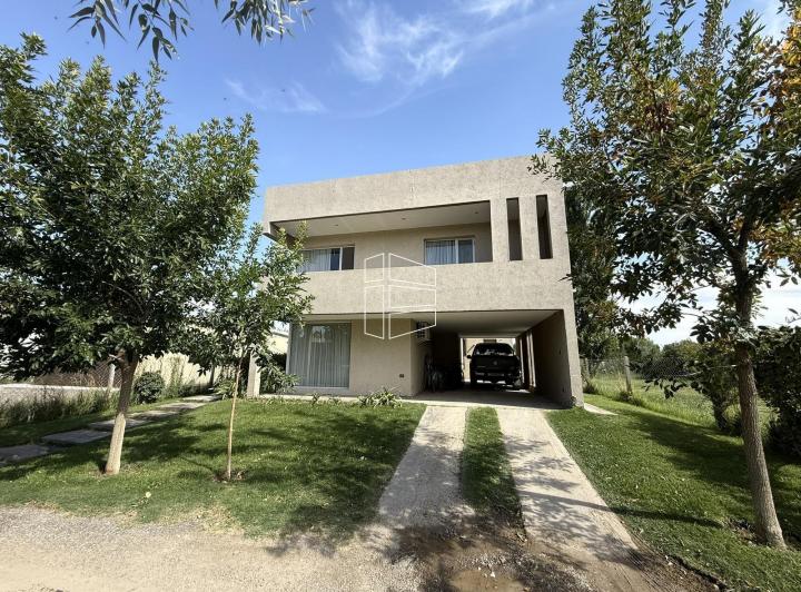 Casa · 200m² · 5 Ambientes · 2 Cocheras