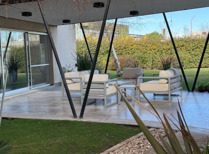 Casa · 404m² · 6 Ambientes · 4 Cocheras