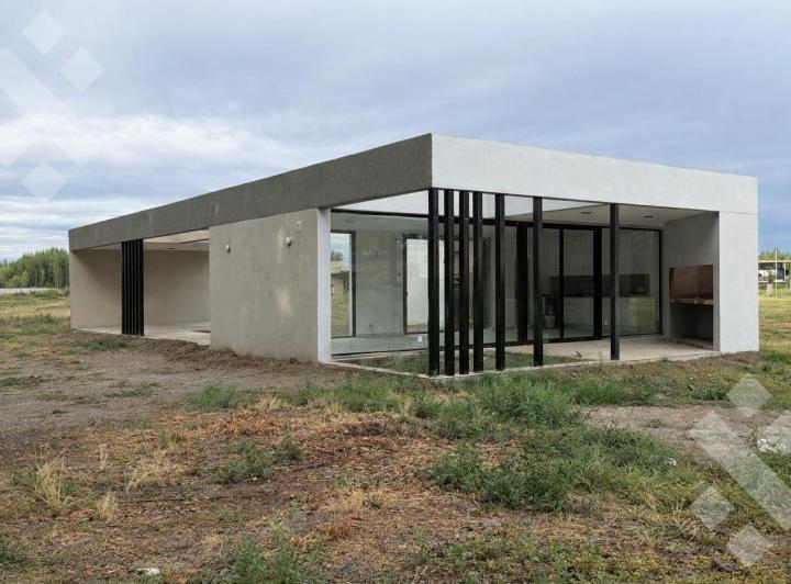 Casa · 124m² · 4 Ambientes · 2 Cocheras