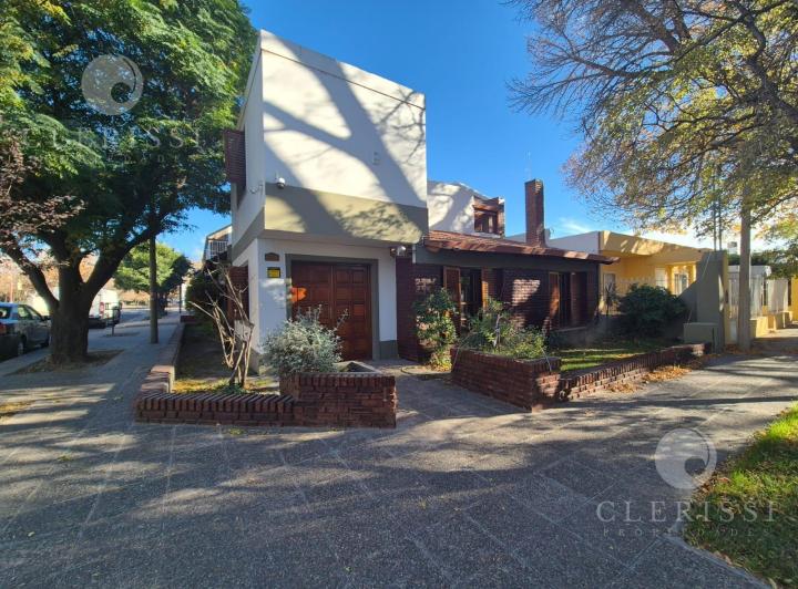 Casa · 195m² · 6 Ambientes · 2 Cocheras
