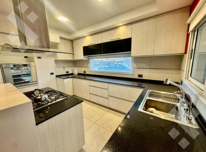 Casa · 321m² · 6 Ambientes · 4 Cocheras