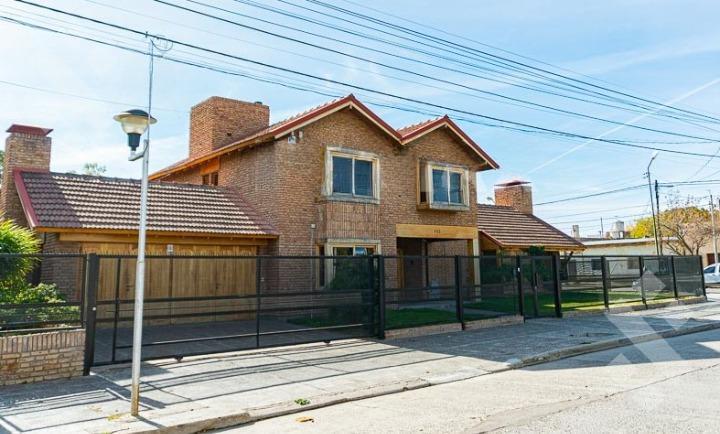 Casa · 450m² · 8 Ambientes · 2 Cocheras