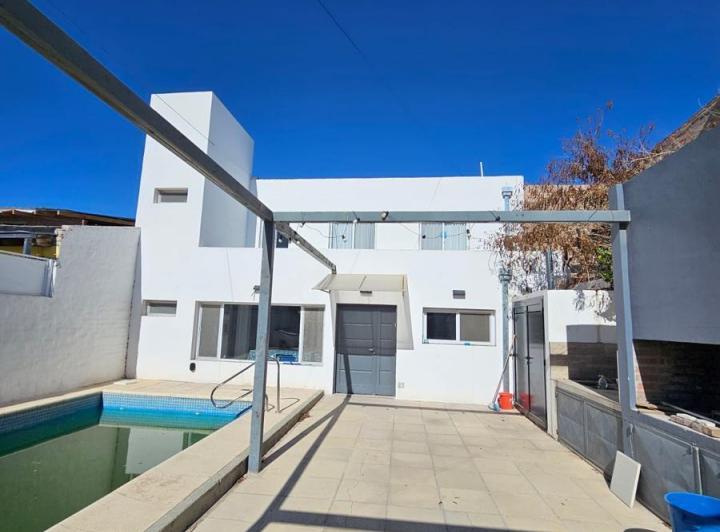 Casa · 300m² · 5 Ambientes · 2 Cocheras