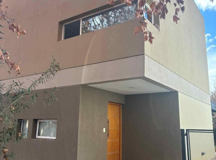 Casa · 176m² · 7 Ambientes · 1 Cochera