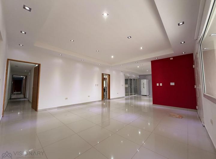 Casa · 1600m² · 6 Ambientes · 3 Cocheras