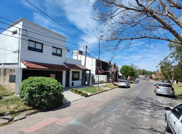 Casa · 200m² · 6 Ambientes · 2 Cocheras