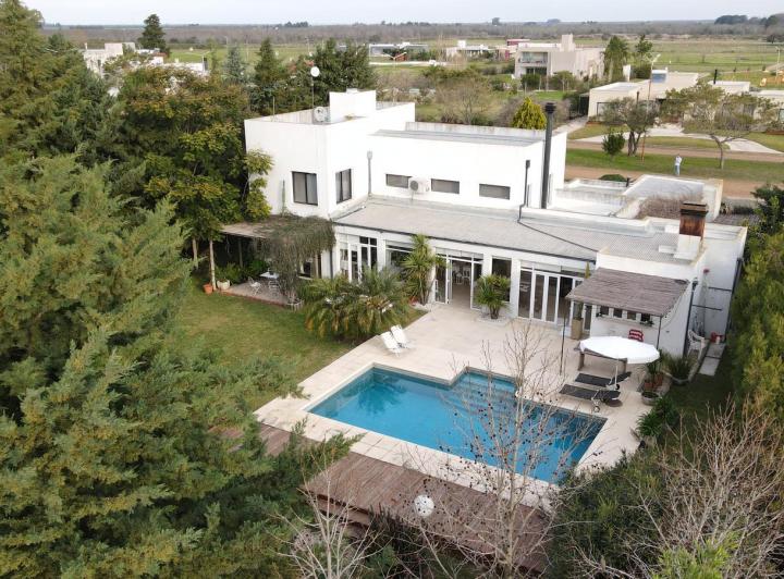 Casa · 250m² · 8 Ambientes · 1 Cochera