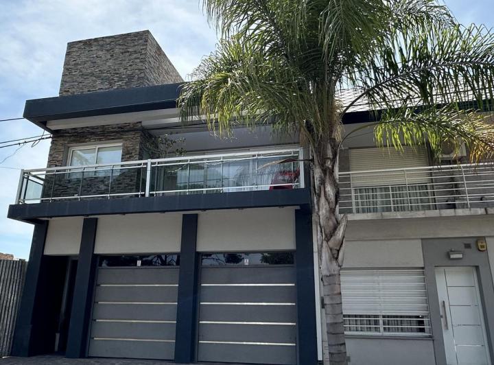 Casa · 252m² · 5 Ambientes · 2 Cocheras
