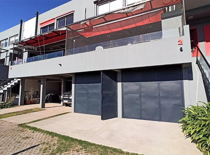 Casa · 75m² · 6 Ambientes · 2 Cocheras