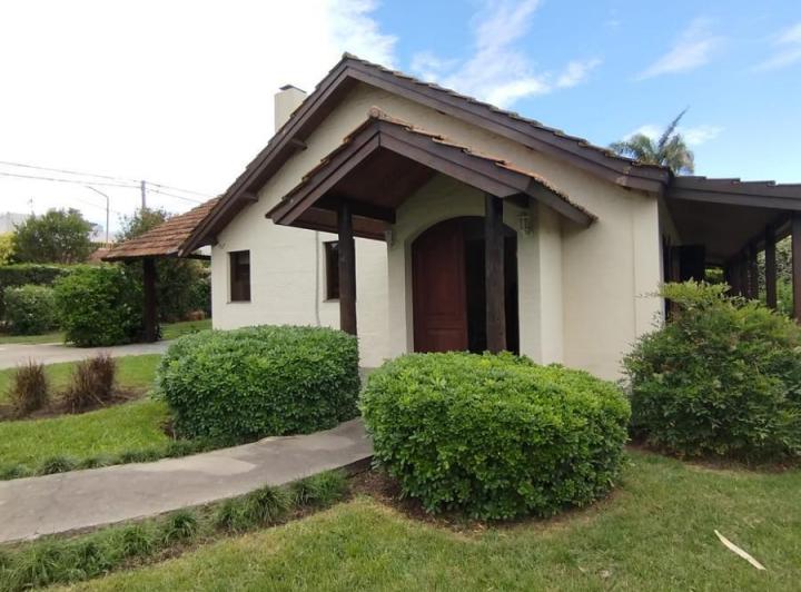 Casa · 328m² · 7 Ambientes · 2 Cocheras