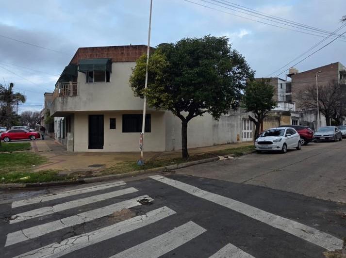 Casa · 142m² · 8 Ambientes · 1 Cochera