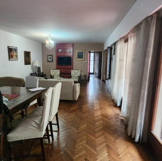 Casa · 334m² · 10 Ambientes · 2 Cocheras