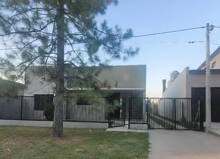 Casa · 219m² · 4 Ambientes · 1 Cochera