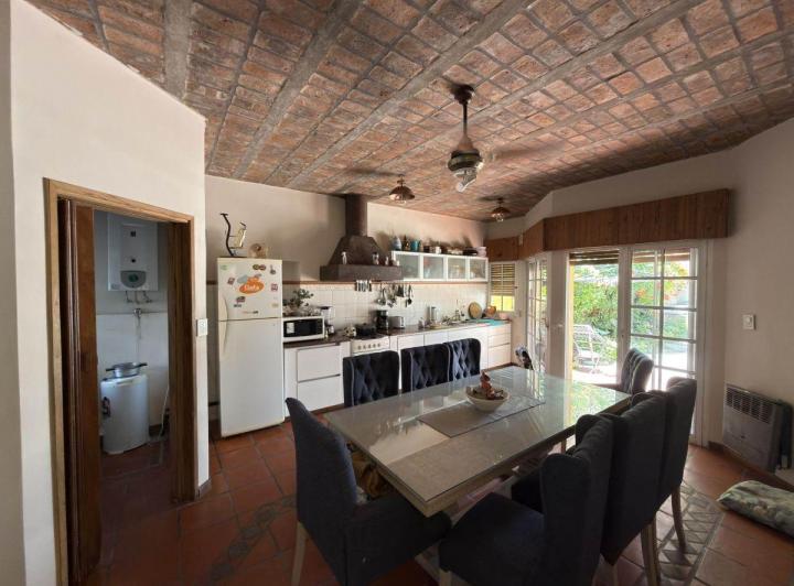 Casa · 160m² · 8 Ambientes · 1 Cochera